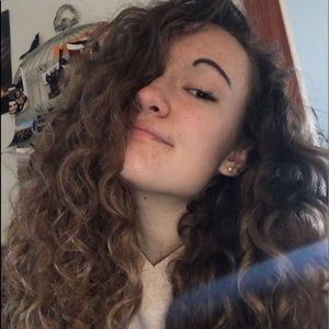 Meet your Posher, Alicia